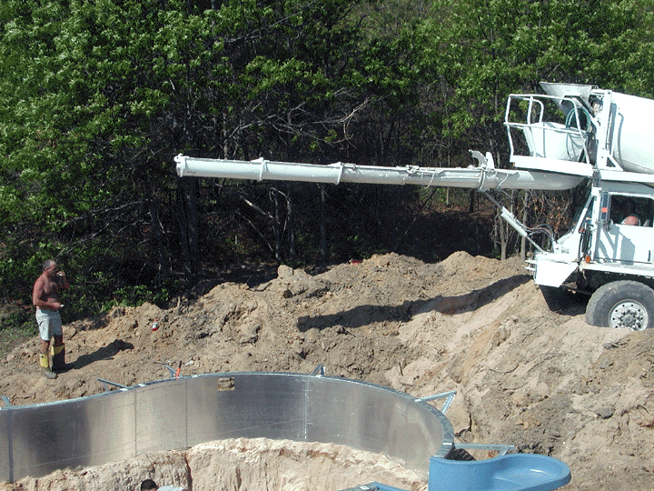 Pouring_the_cement_collar.GIF (297316 bytes)